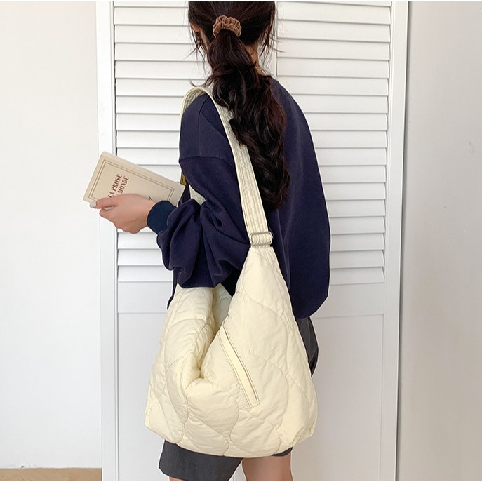 完美梯形☼前側拉鍊設計%U9807韓國空運🇰🇷經典刺繡休閒單肩/斜跨托特包 棉服包 羽絨包 肩背包 側背包 托特-細節圖2