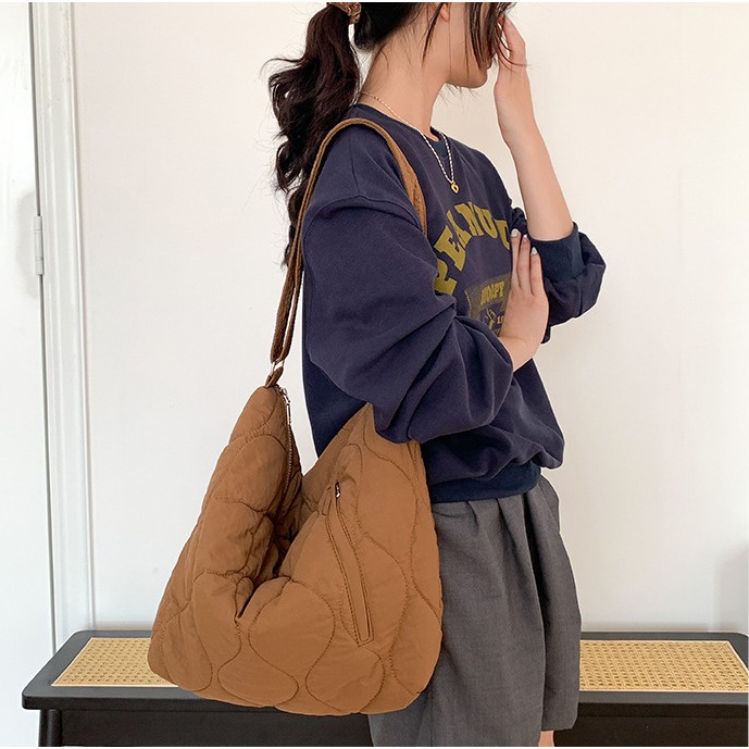 完美梯形☼前側拉鍊設計%U9807韓國空運🇰🇷經典刺繡休閒單肩/斜跨托特包 棉服包 羽絨包 肩背包 側背包 托特-細節圖4