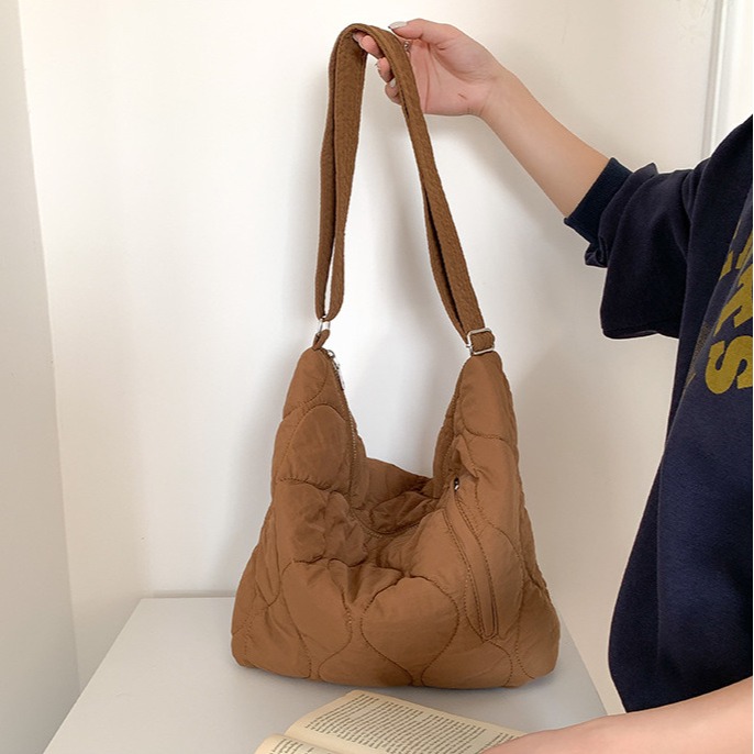 完美梯形☼前側拉鍊設計%U9807韓國空運🇰🇷經典刺繡休閒單肩/斜跨托特包 棉服包 羽絨包 肩背包 側背包 托特-細節圖8