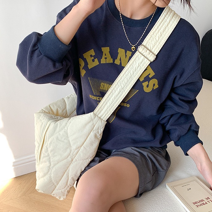 完美梯形☼前側拉鍊設計%U9807韓國空運🇰🇷經典刺繡休閒單肩/斜跨托特包 棉服包 羽絨包 肩背包 側背包 托特-細節圖9