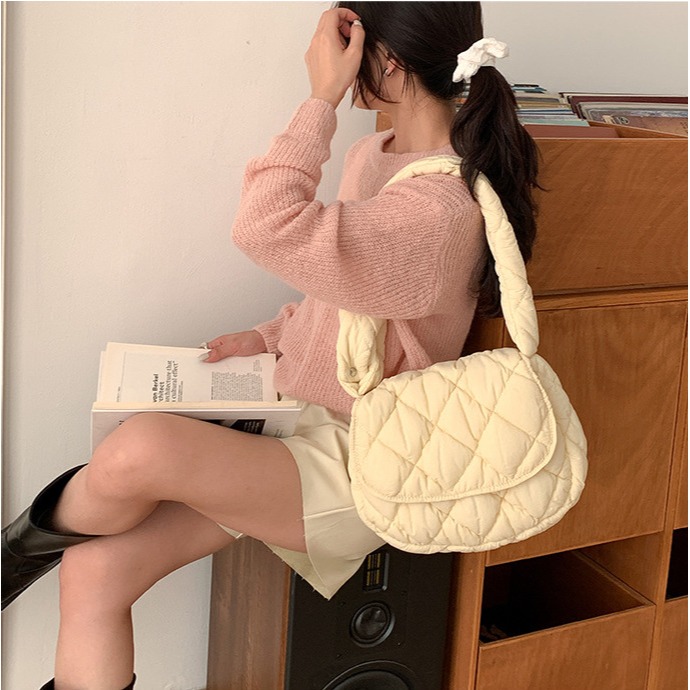 真的太特別💜紐結➳A1540韓國空運🇰🇷紐結衍縫菱格雲朵單肩/斜挎包 單肩包 斜跨包 雲朵包 羽絨包 韓國包包-細節圖2