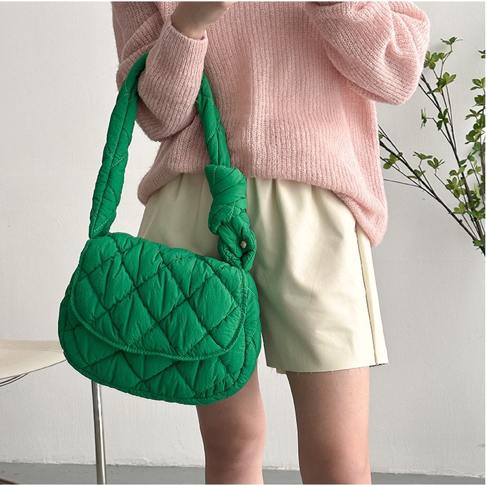 真的太特別💜紐結➳A1540韓國空運🇰🇷紐結衍縫菱格雲朵單肩/斜挎包 單肩包 斜跨包 雲朵包 羽絨包 韓國包包-細節圖5