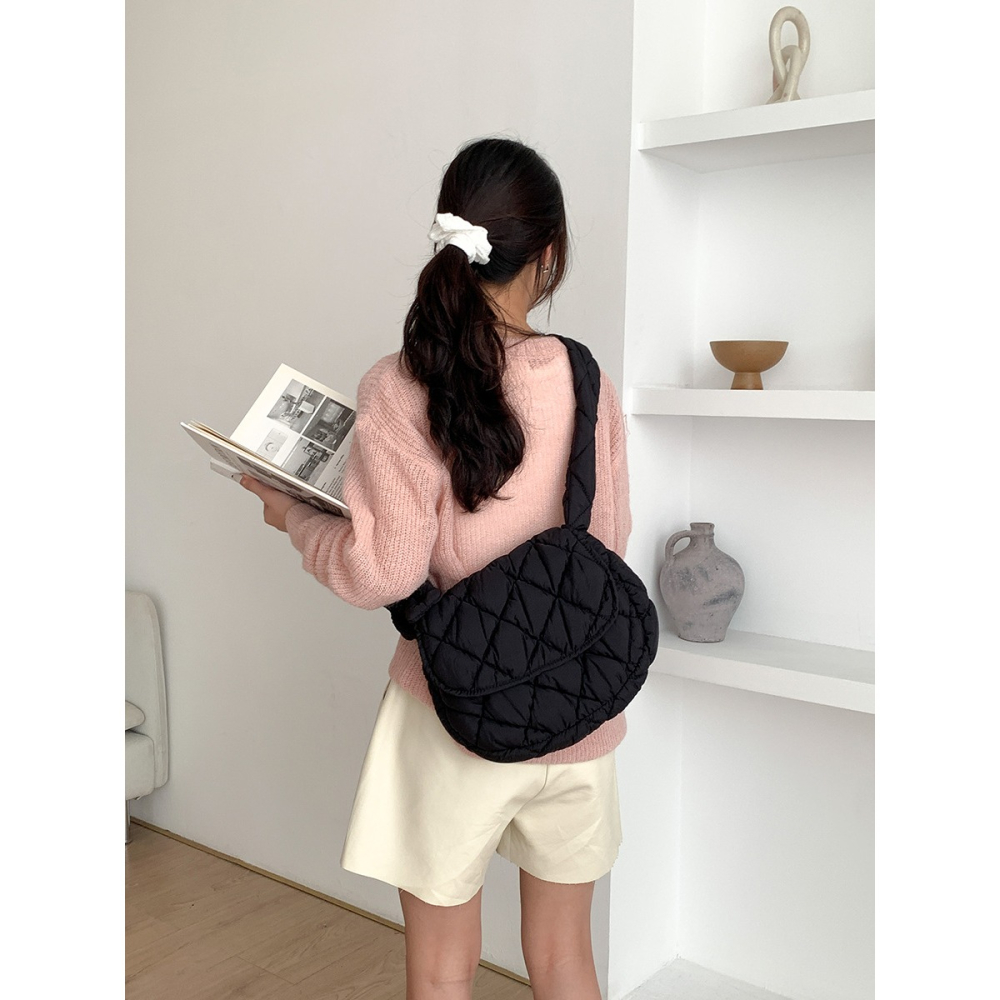 真的太特別💜紐結➳A1540韓國空運🇰🇷紐結衍縫菱格雲朵單肩/斜挎包 單肩包 斜跨包 雲朵包 羽絨包 韓國包包-細節圖6