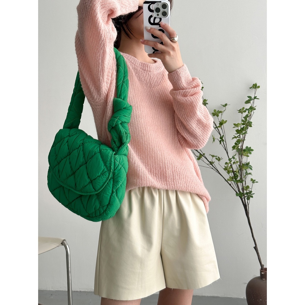 真的太特別💜紐結➳A1540韓國空運🇰🇷紐結衍縫菱格雲朵單肩/斜挎包 單肩包 斜跨包 雲朵包 羽絨包 韓國包包-細節圖7