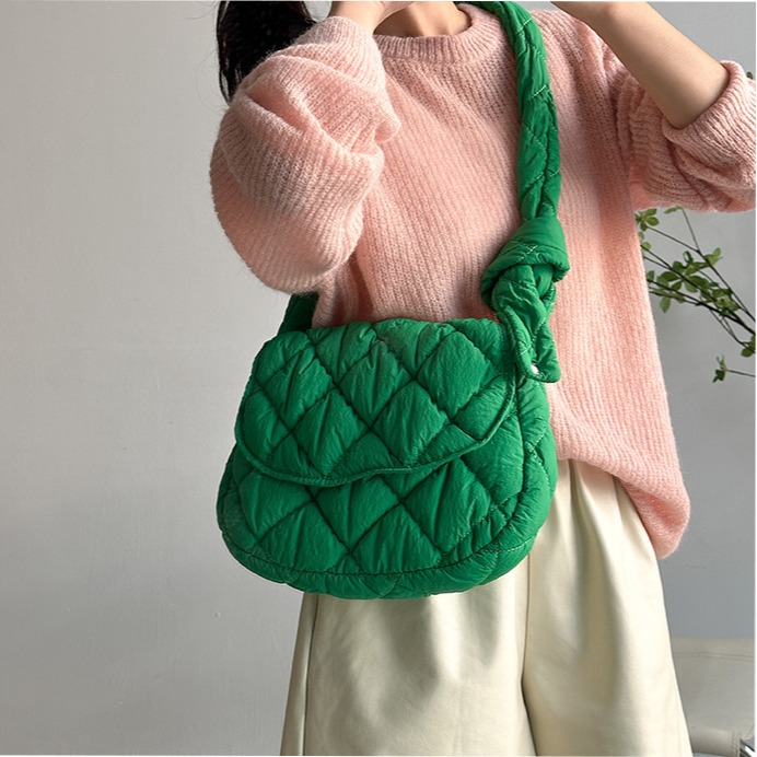 真的太特別💜紐結➳A1540韓國空運🇰🇷紐結衍縫菱格雲朵單肩/斜挎包 單肩包 斜跨包 雲朵包 羽絨包 韓國包包-細節圖8