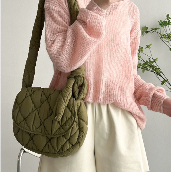 真的太特別💜紐結➳A1540韓國空運🇰🇷紐結衍縫菱格雲朵單肩/斜挎包 單肩包 斜跨包 雲朵包 羽絨包 韓國包包-細節圖9