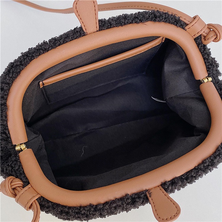 很特別呦！是夾子包♣ LF216韓國空運🇰🇷泰迪絨半圓羊羔毛斜跨夾子包 夾子包 單肩包 斜跨包 側背包 毛絨包-細節圖6