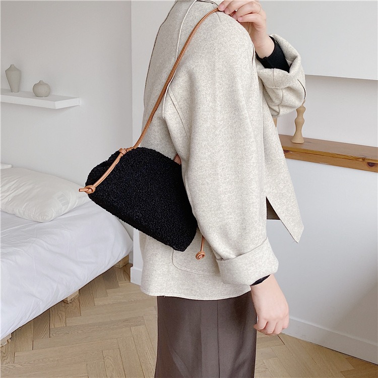 很特別呦！是夾子包♣ LF216韓國空運🇰🇷泰迪絨半圓羊羔毛斜跨夾子包 夾子包 單肩包 斜跨包 側背包 毛絨包-細節圖7