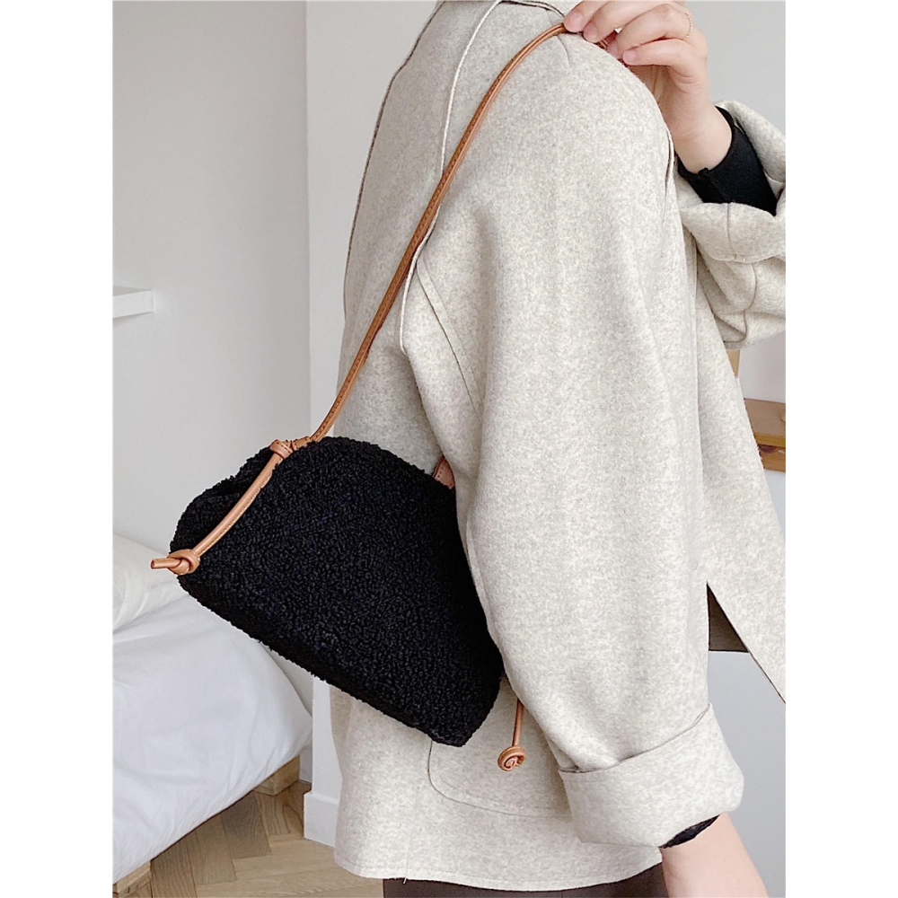 很特別呦！是夾子包♣ LF216韓國空運🇰🇷泰迪絨半圓羊羔毛斜跨夾子包 夾子包 單肩包 斜跨包 側背包 毛絨包-細節圖10