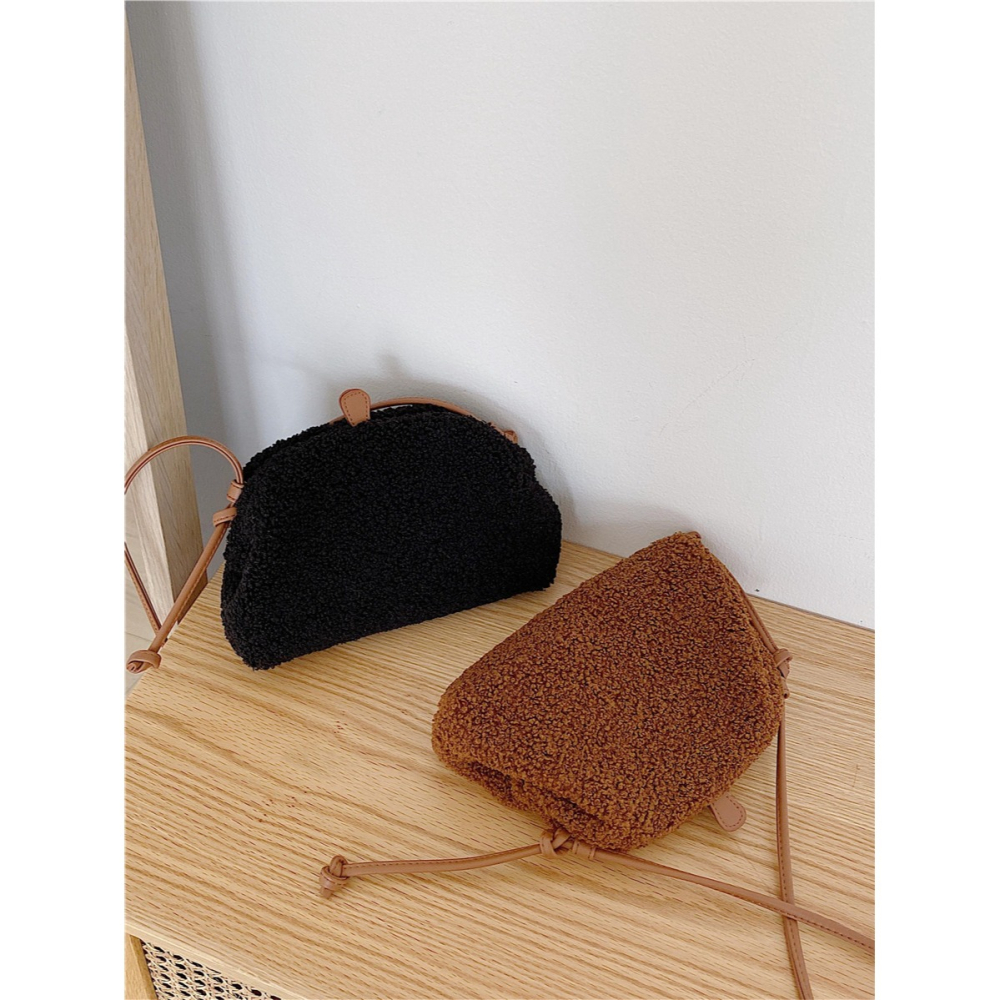 很特別呦！是夾子包♣ LF216韓國空運🇰🇷泰迪絨半圓羊羔毛斜跨夾子包 夾子包 單肩包 斜跨包 側背包 毛絨包-細節圖11