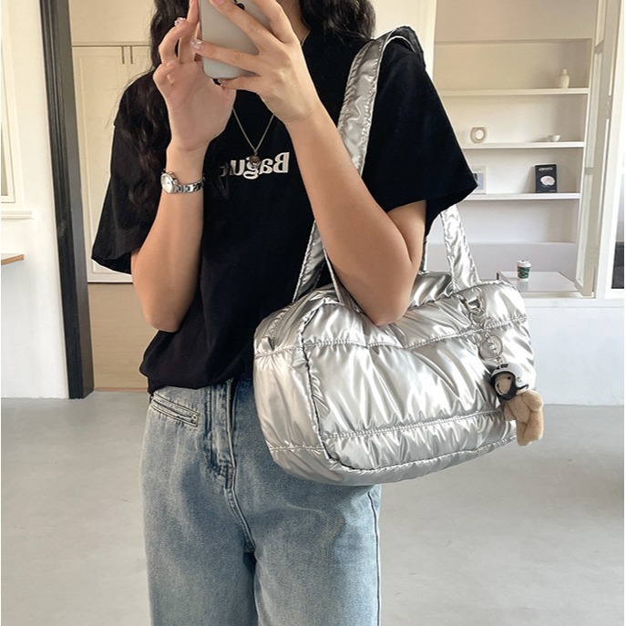 爆炸好看～流行款⋱⋰ U10032韓國空運🇰🇷橢圓造型亮面輕量單肩腋下包 單肩包 肩背包 手提包 方包 腋下包-細節圖2