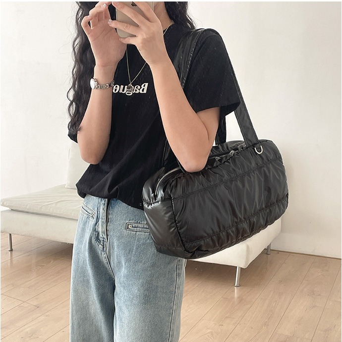 爆炸好看～流行款⋱⋰ U10032韓國空運🇰🇷橢圓造型亮面輕量單肩腋下包 單肩包 肩背包 手提包 方包 腋下包-細節圖4