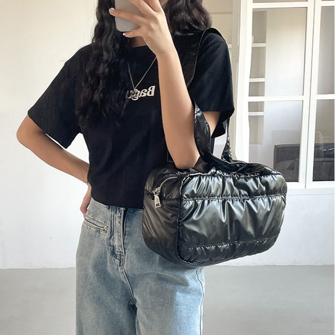 爆炸好看～流行款⋱⋰ U10032韓國空運🇰🇷橢圓造型亮面輕量單肩腋下包 單肩包 肩背包 手提包 方包 腋下包-細節圖5