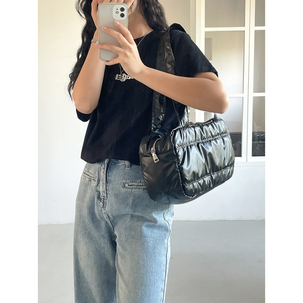 爆炸好看～流行款⋱⋰ U10032韓國空運🇰🇷橢圓造型亮面輕量單肩腋下包 單肩包 肩背包 手提包 方包 腋下包-細節圖6