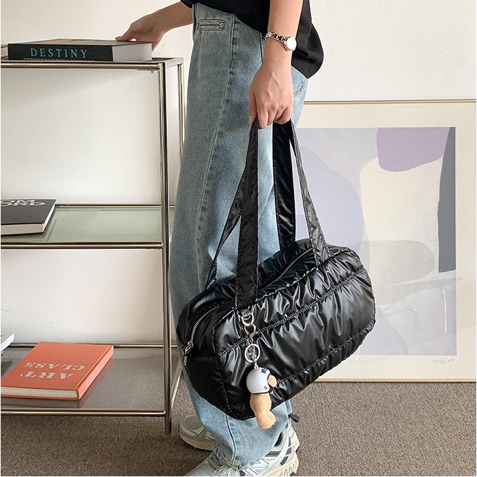 爆炸好看～流行款⋱⋰ U10032韓國空運🇰🇷橢圓造型亮面輕量單肩腋下包 單肩包 肩背包 手提包 方包 腋下包-細節圖7