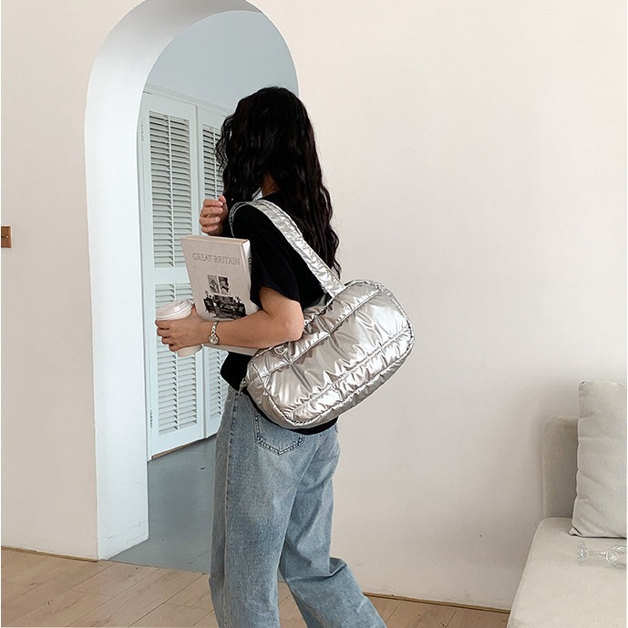 爆炸好看～流行款⋱⋰ U10032韓國空運🇰🇷橢圓造型亮面輕量單肩腋下包 單肩包 肩背包 手提包 方包 腋下包-細節圖9