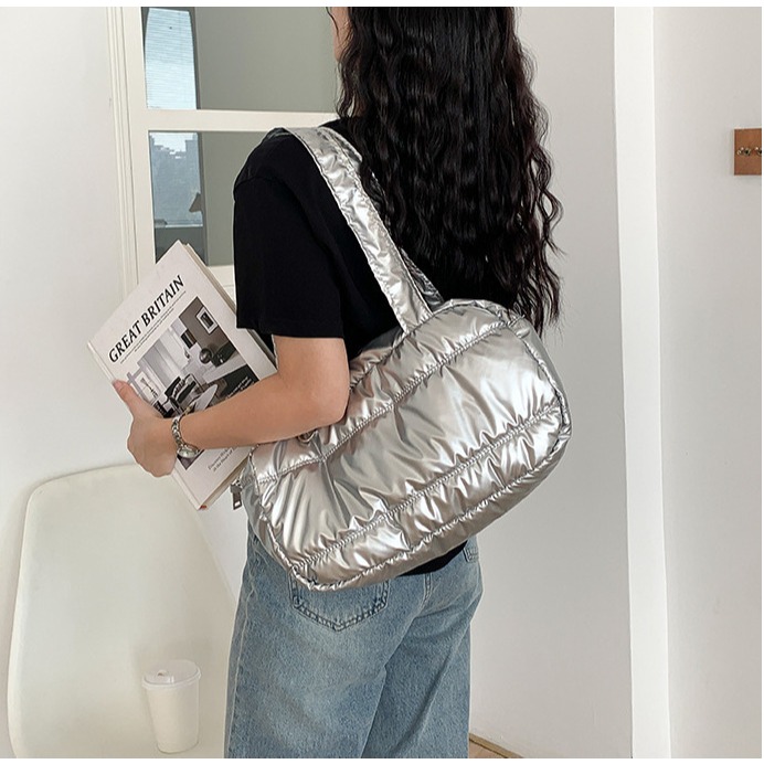 爆炸好看～流行款⋱⋰ U10032韓國空運🇰🇷橢圓造型亮面輕量單肩腋下包 單肩包 肩背包 手提包 方包 腋下包-細節圖10