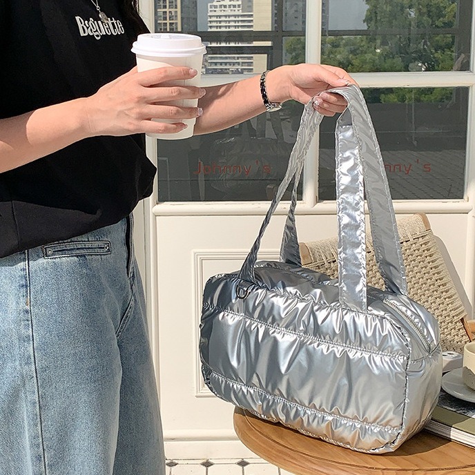 爆炸好看～流行款⋱⋰ U10032韓國空運🇰🇷橢圓造型亮面輕量單肩腋下包 單肩包 肩背包 手提包 方包 腋下包-細節圖11