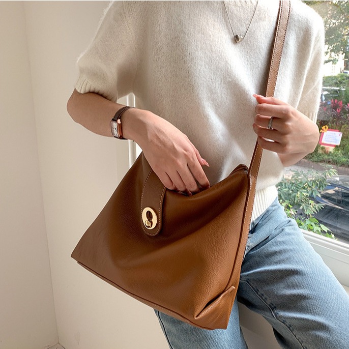 平凡世界裡做自己的超人🎳#2608軟皮大容量掛鉤托特包 單肩包 斜跨包 肩背包 側背包 托特包 方包-細節圖9