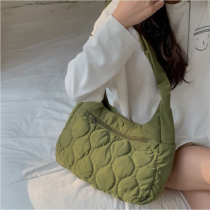 日常那個美好的自己ㅰㅱU833微亮面感刺繡柔軟雲朵包 尼龍羽絨包 大容量單肩包 刺繡腋下包 肩背包-細節圖5
