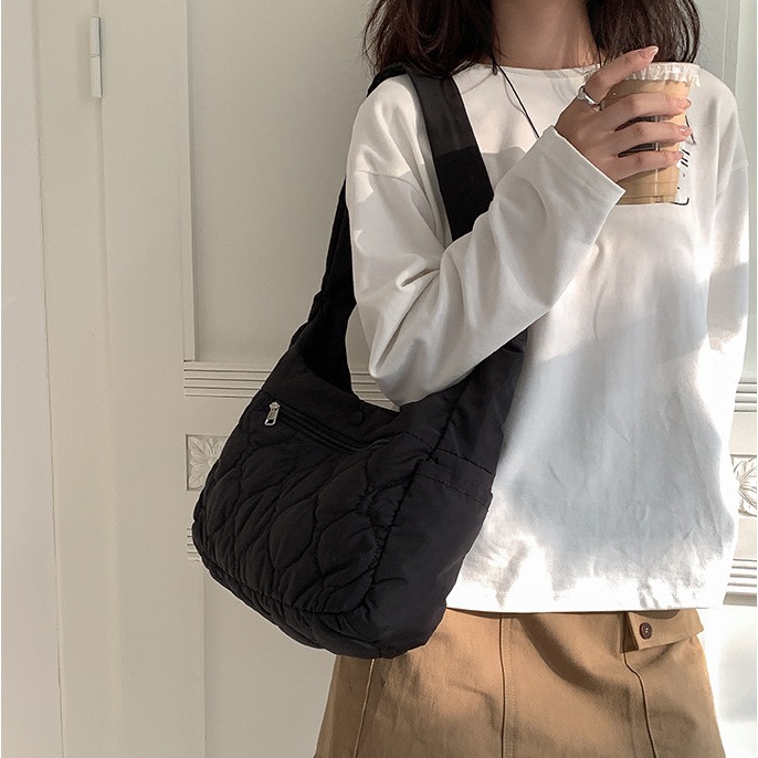 日常那個美好的自己ㅰㅱU833微亮面感刺繡柔軟雲朵包 尼龍羽絨包 大容量單肩包 刺繡腋下包 肩背包-細節圖8