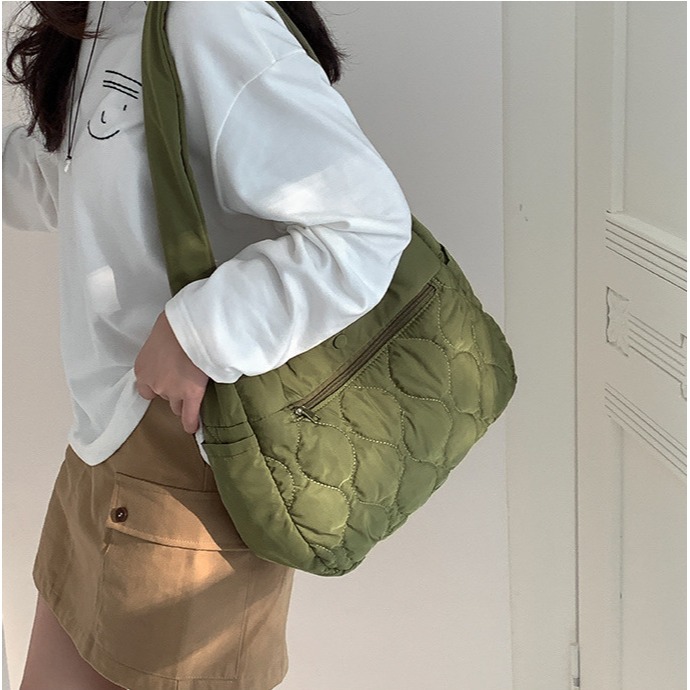 日常那個美好的自己ㅰㅱU833微亮面感刺繡柔軟雲朵包 尼龍羽絨包 大容量單肩包 刺繡腋下包 肩背包-細節圖9