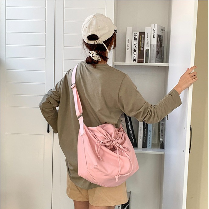 春夏共享💛妥妥的慵懶風♡『LF8303簡約純色綁帶拉繩皺褶托特包 大容量托特包 單肩包 斜跨包 尼龍斜跨包-細節圖4