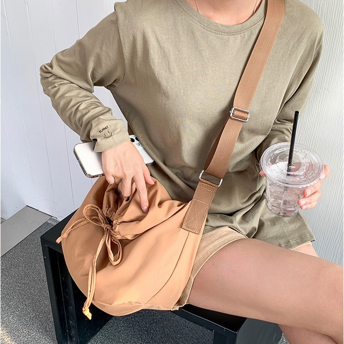 春夏共享💛妥妥的慵懶風♡『LF8303簡約純色綁帶拉繩皺褶托特包 大容量托特包 單肩包 斜跨包 尼龍斜跨包-細節圖5