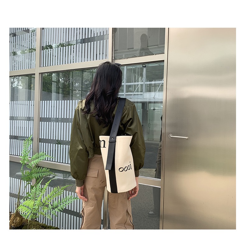 真的過分時髦了❤好看推薦⁂2057#厚實簡約字母帆布水桶包 腋下包 單肩包 水桶包 大容量包包 肩背包-細節圖2