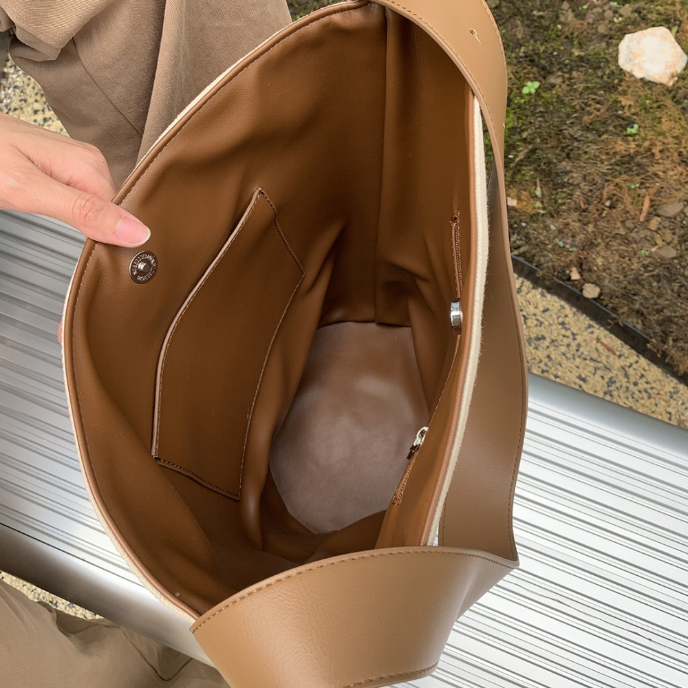 真的過分時髦了❤好看推薦⁂2057#厚實簡約字母帆布水桶包 腋下包 單肩包 水桶包 大容量包包 肩背包-細節圖3