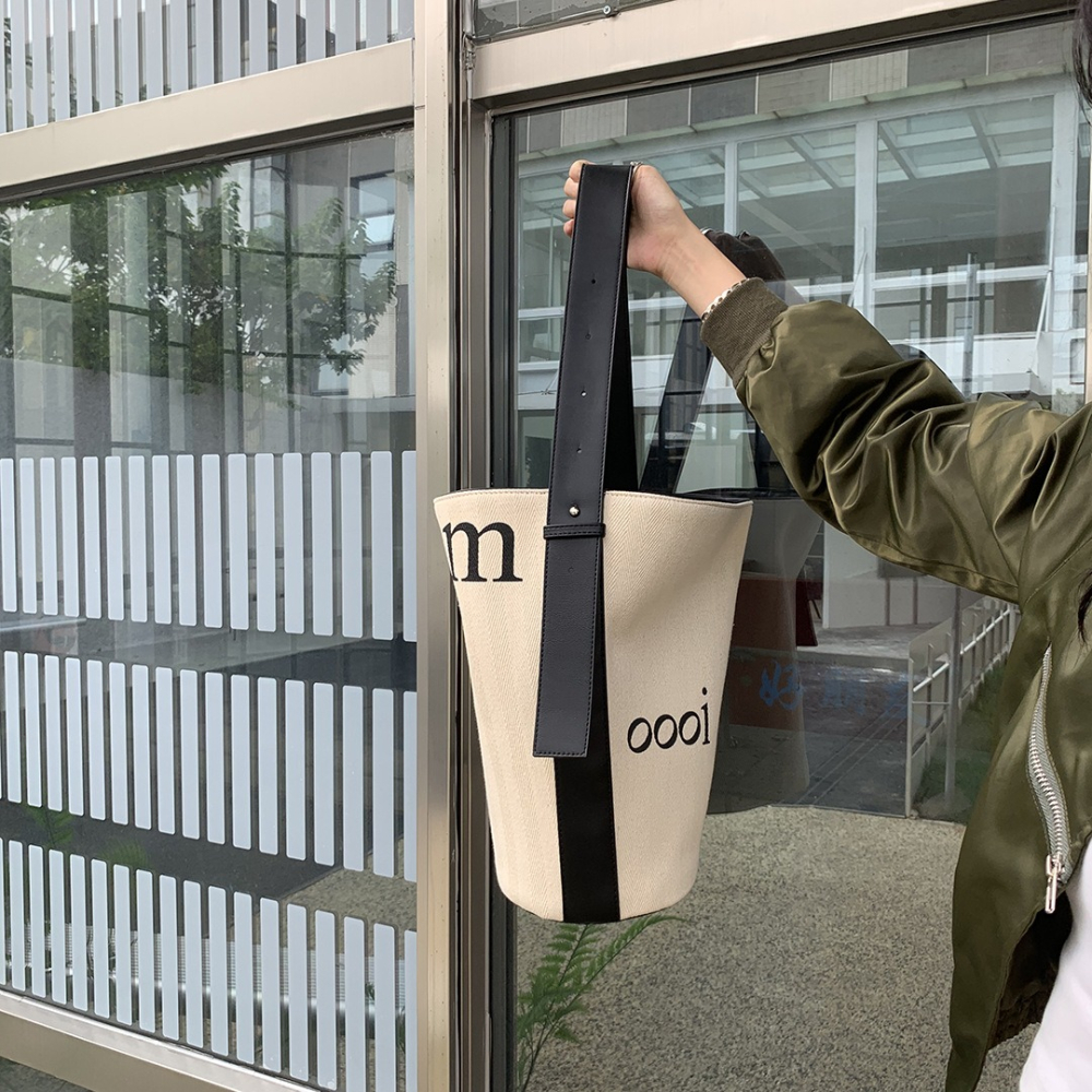 真的過分時髦了❤好看推薦⁂2057#厚實簡約字母帆布水桶包 腋下包 單肩包 水桶包 大容量包包 肩背包-細節圖4