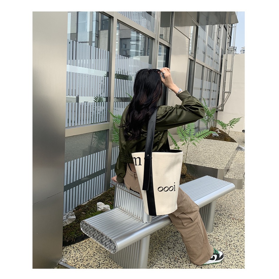 真的過分時髦了❤好看推薦⁂2057#厚實簡約字母帆布水桶包 腋下包 單肩包 水桶包 大容量包包 肩背包-細節圖6