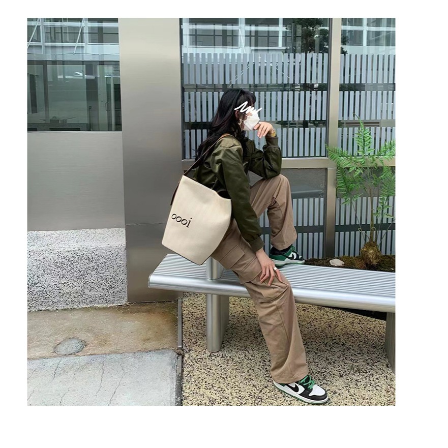 真的過分時髦了❤好看推薦⁂2057#厚實簡約字母帆布水桶包 腋下包 單肩包 水桶包 大容量包包 肩背包-細節圖8