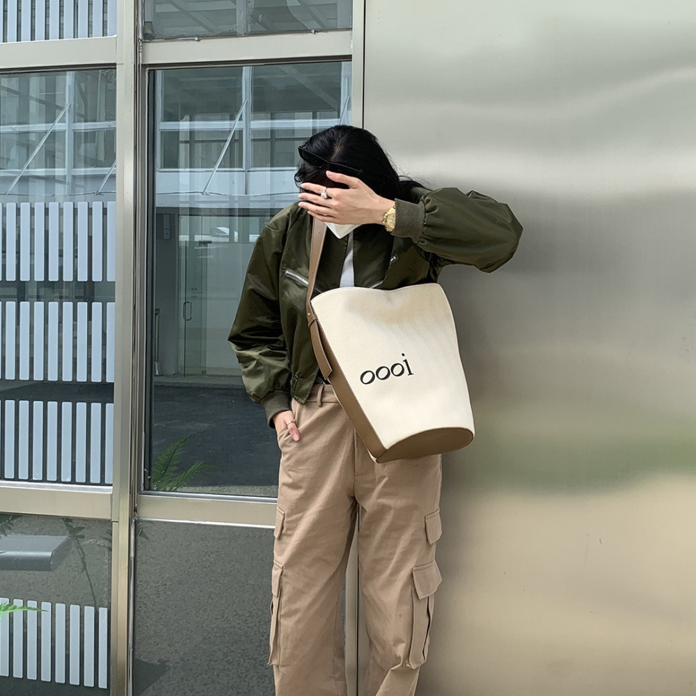 真的過分時髦了❤好看推薦⁂2057#厚實簡約字母帆布水桶包 腋下包 單肩包 水桶包 大容量包包 肩背包-細節圖9