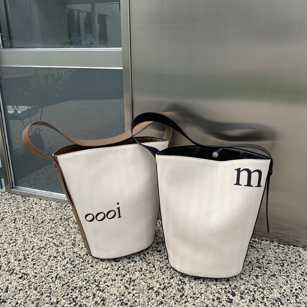 真的過分時髦了❤好看推薦⁂2057#厚實簡約字母帆布水桶包 腋下包 單肩包 水桶包 大容量包包 肩背包-細節圖10