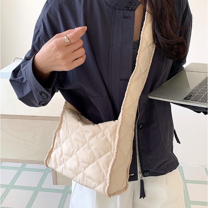 人生有一萬種可能⧊是喜歡的款式A8311韓妞都在背的菱格長肩帶羽絨包 斜跨包 韓國包包 雲朵包 菱格包 方包-細節圖3