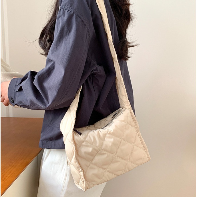 人生有一萬種可能⧊是喜歡的款式A8311韓妞都在背的菱格長肩帶羽絨包 斜跨包 韓國包包 雲朵包 菱格包 方包-細節圖4