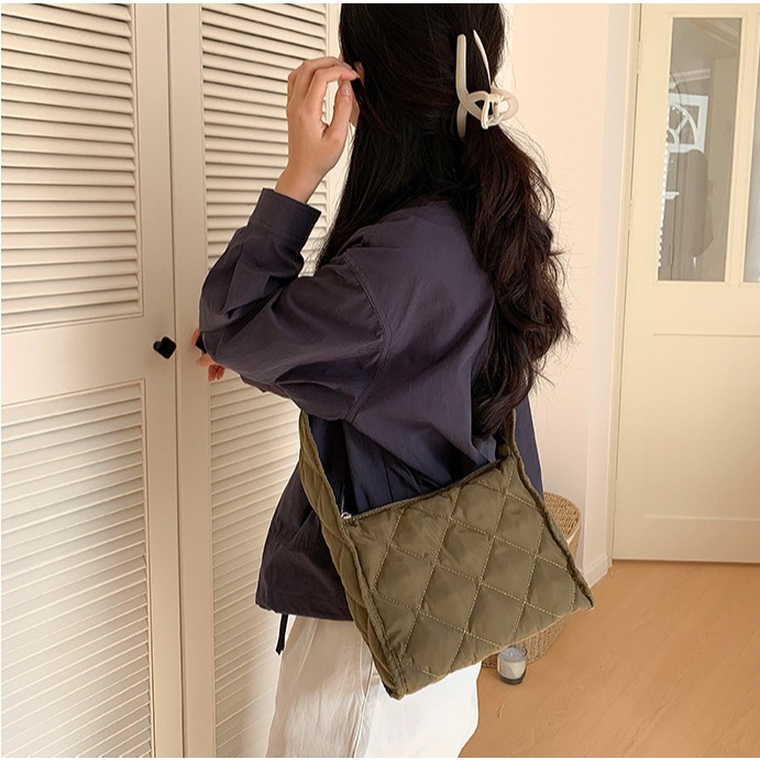 人生有一萬種可能⧊是喜歡的款式A8311韓妞都在背的菱格長肩帶羽絨包 斜跨包 韓國包包 雲朵包 菱格包 方包-細節圖10