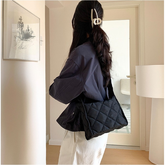 人生有一萬種可能⧊是喜歡的款式A8311韓妞都在背的菱格長肩帶羽絨包 斜跨包 韓國包包 雲朵包 菱格包 方包-細節圖11