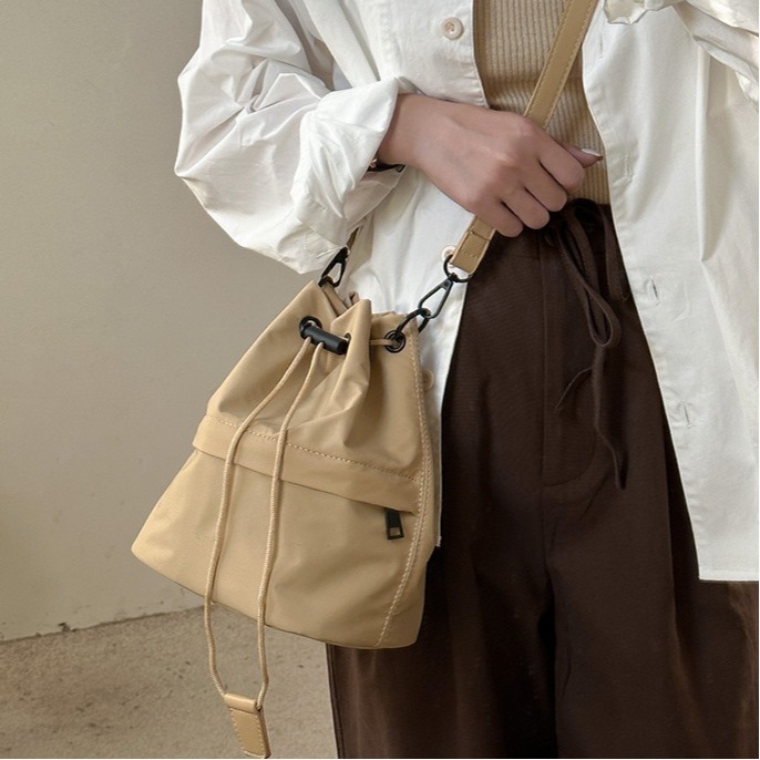 低飽和色調⍥新款喔！❦F077吊牌抽繩皺褶尼龍手提/斜挎水桶包 手提包 水桶包 單肩包 尼龍包 斜跨包 側背包-細節圖2