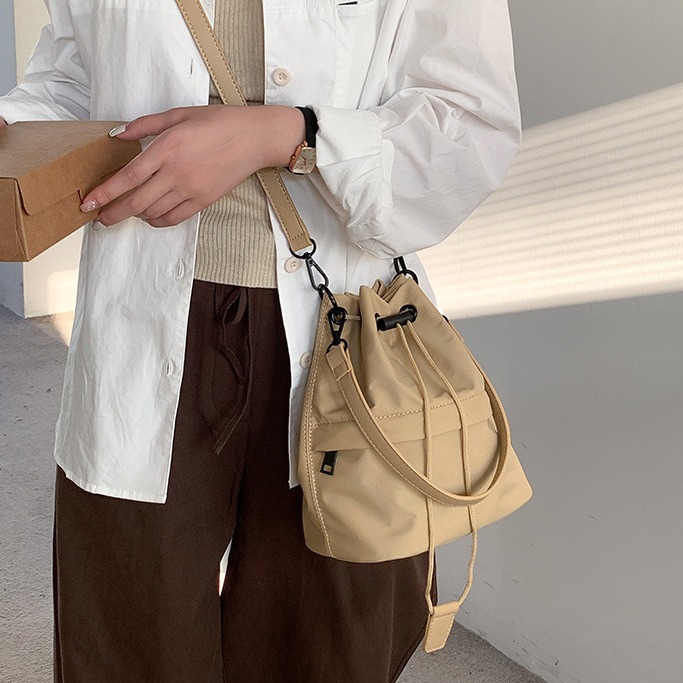 低飽和色調⍥新款喔！❦F077吊牌抽繩皺褶尼龍手提/斜挎水桶包 手提包 水桶包 單肩包 尼龍包 斜跨包 側背包-細節圖3