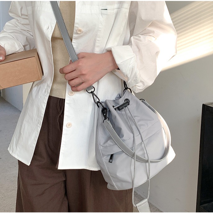 低飽和色調⍥新款喔！❦F077吊牌抽繩皺褶尼龍手提/斜挎水桶包 手提包 水桶包 單肩包 尼龍包 斜跨包 側背包-細節圖5