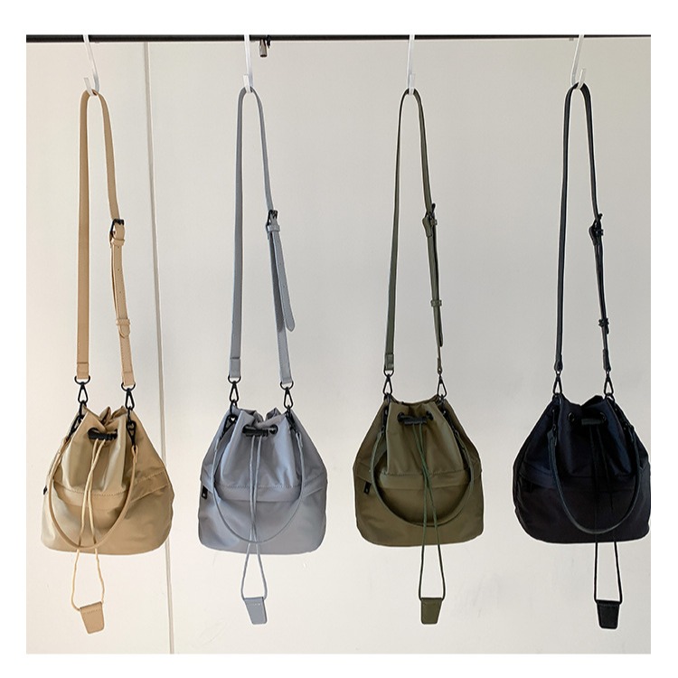 低飽和色調⍥新款喔！❦F077吊牌抽繩皺褶尼龍手提/斜挎水桶包 手提包 水桶包 單肩包 尼龍包 斜跨包 側背包-細節圖6