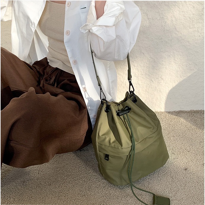 低飽和色調⍥新款喔！❦F077吊牌抽繩皺褶尼龍手提/斜挎水桶包 手提包 水桶包 單肩包 尼龍包 斜跨包 側背包-細節圖7