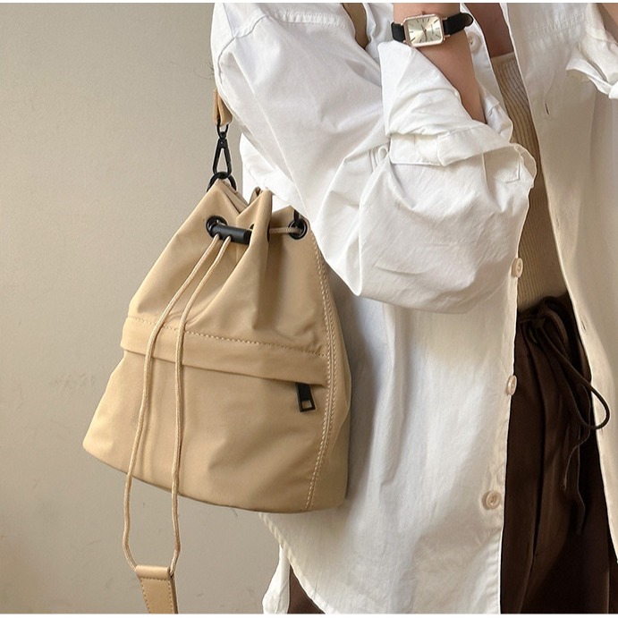 低飽和色調⍥新款喔！❦F077吊牌抽繩皺褶尼龍手提/斜挎水桶包 手提包 水桶包 單肩包 尼龍包 斜跨包 側背包-細節圖8