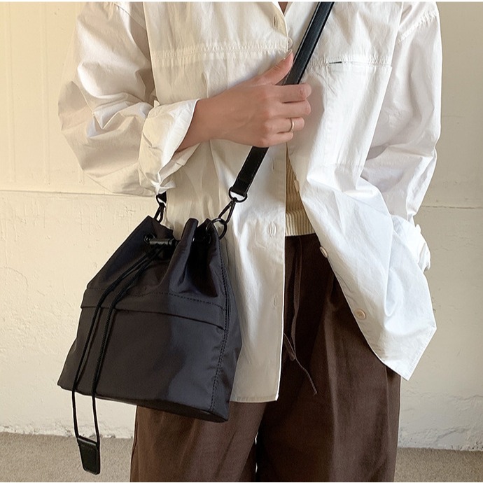低飽和色調⍥新款喔！❦F077吊牌抽繩皺褶尼龍手提/斜挎水桶包 手提包 水桶包 單肩包 尼龍包 斜跨包 側背包-細節圖9