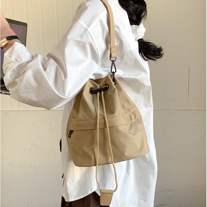 低飽和色調⍥新款喔！❦F077吊牌抽繩皺褶尼龍手提/斜挎水桶包 手提包 水桶包 單肩包 尼龍包 斜跨包 側背包-細節圖10