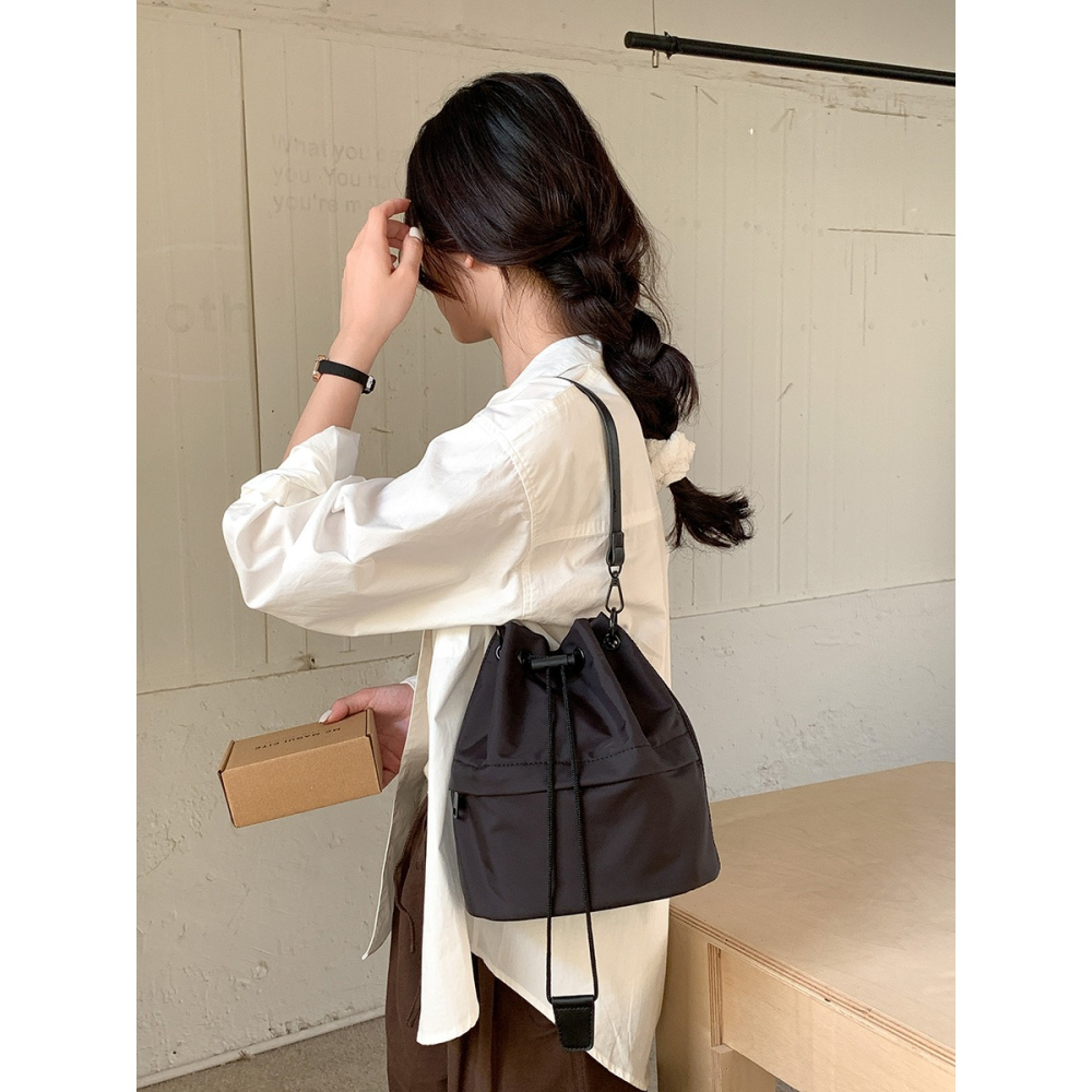 低飽和色調⍥新款喔！❦F077吊牌抽繩皺褶尼龍手提/斜挎水桶包 手提包 水桶包 單肩包 尼龍包 斜跨包 側背包-細節圖11