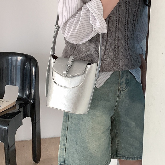 文藝復興的浪漫❁蝴蝶結裝飾∽ LF5820濃濃復古風硬挺精緻感水桶包 斜跨包 單肩包 磁扣包 側背包 水桶包 韓國包-細節圖2