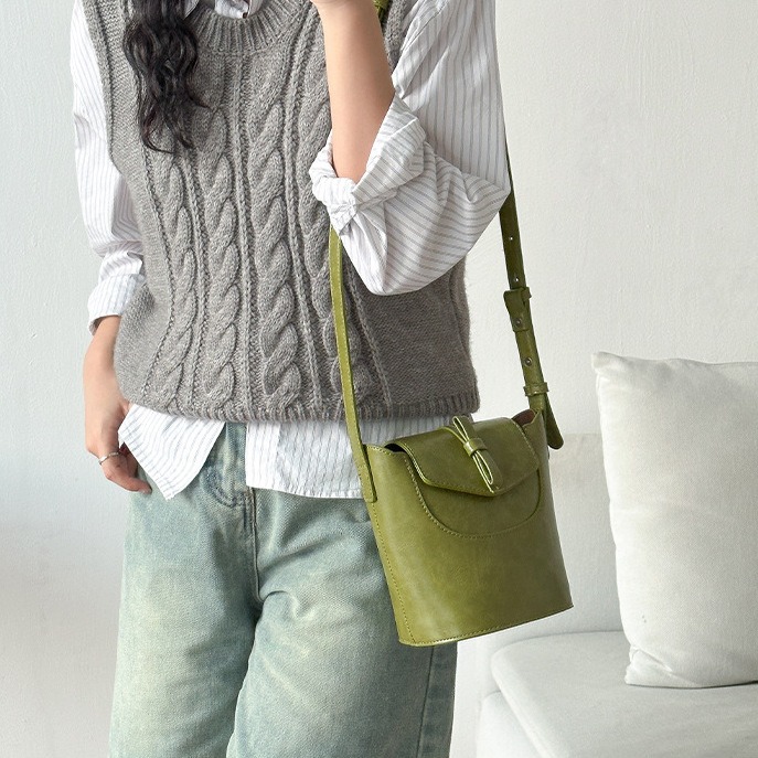 文藝復興的浪漫❁蝴蝶結裝飾∽ LF5820濃濃復古風硬挺精緻感水桶包 斜跨包 單肩包 磁扣包 側背包 水桶包 韓國包-細節圖4